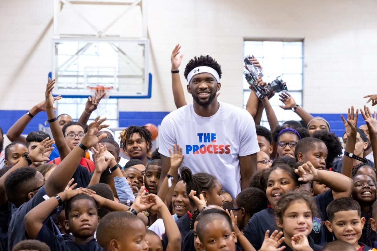 Joel Embiid en el evento de presentación de su acuerdo